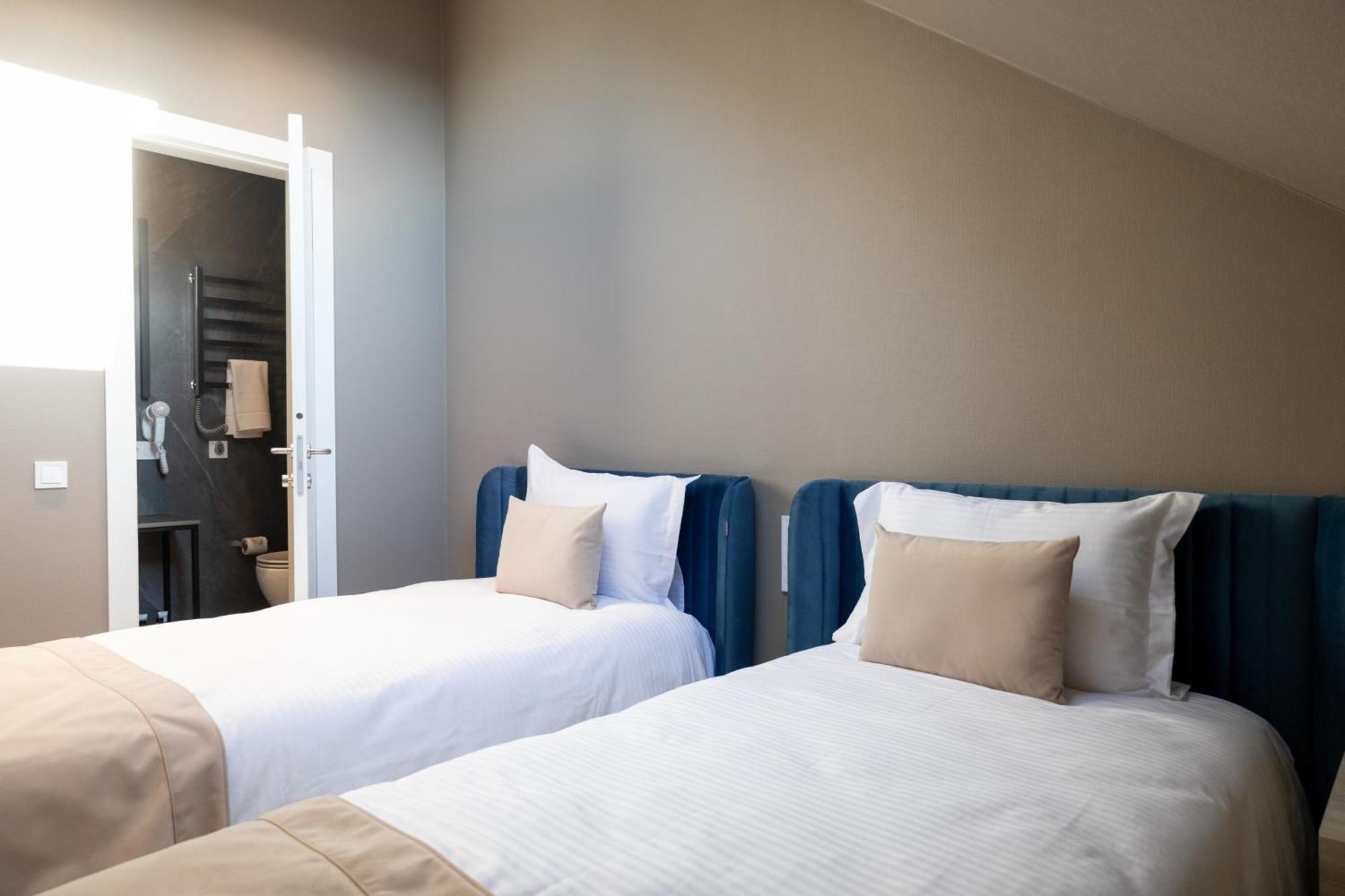 R.Hotel チェルニウツィー エクステリア 写真